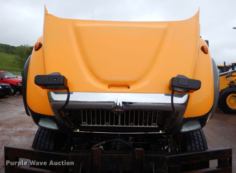 image for item DH5539 2004 International 7400  hook lift truck