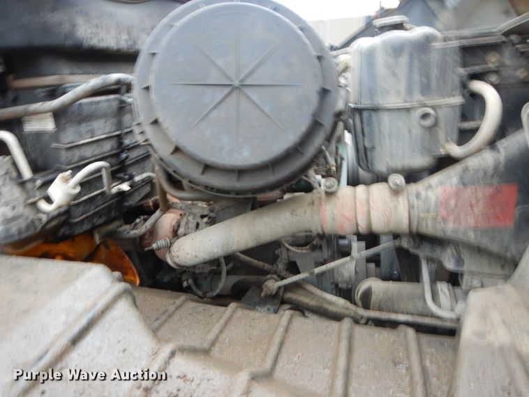 image for item DH5539 2004 International 7400  hook lift truck