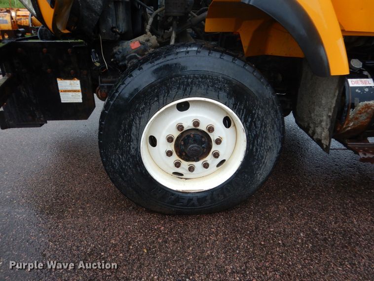 image for item DH5539 2004 International 7400  hook lift truck