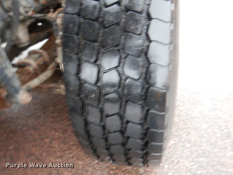 image for item DH5539 2004 International 7400  hook lift truck