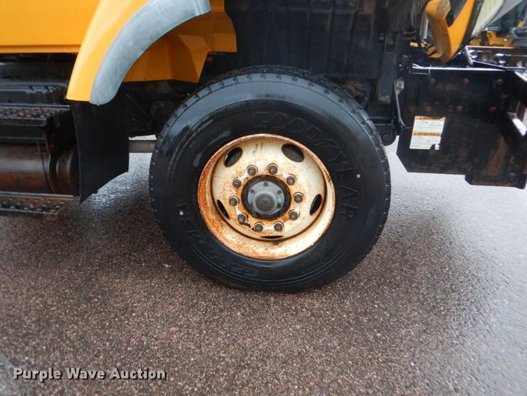 image for item DH5539 2004 International 7400  hook lift truck