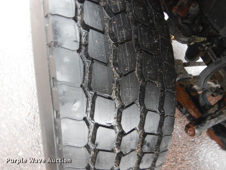 image for item DH5539 2004 International 7400  hook lift truck