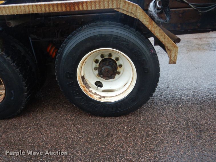 image for item DH5539 2004 International 7400  hook lift truck