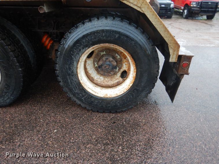 image for item DH5539 2004 International 7400  hook lift truck