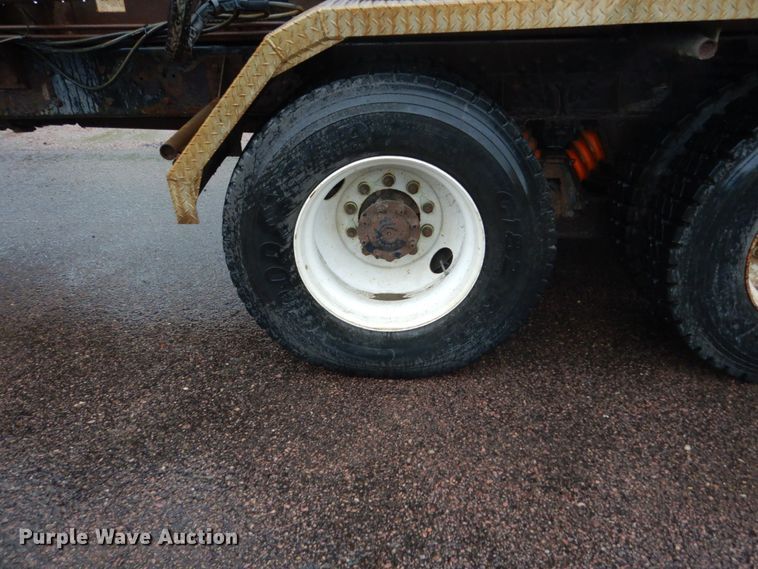 image for item DH5539 2004 International 7400  hook lift truck