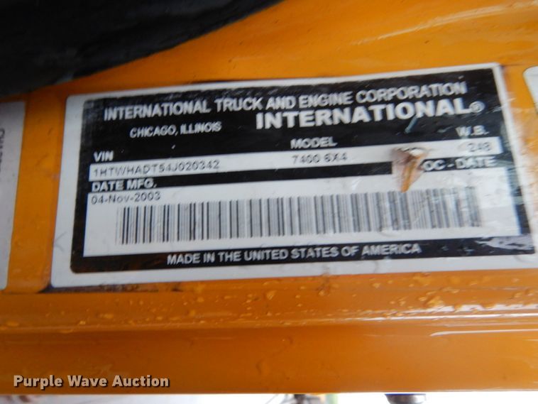 image for item DH5539 2004 International 7400  hook lift truck