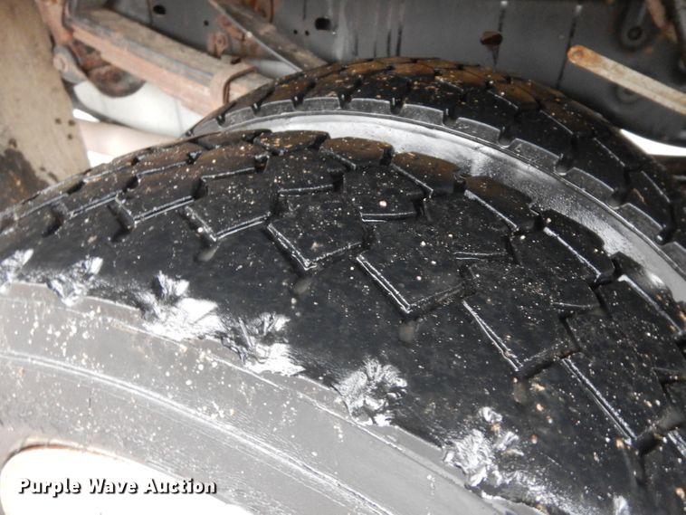 image for item DH5549 2009 Ford F550 Super Duty  flatbed truck with crane