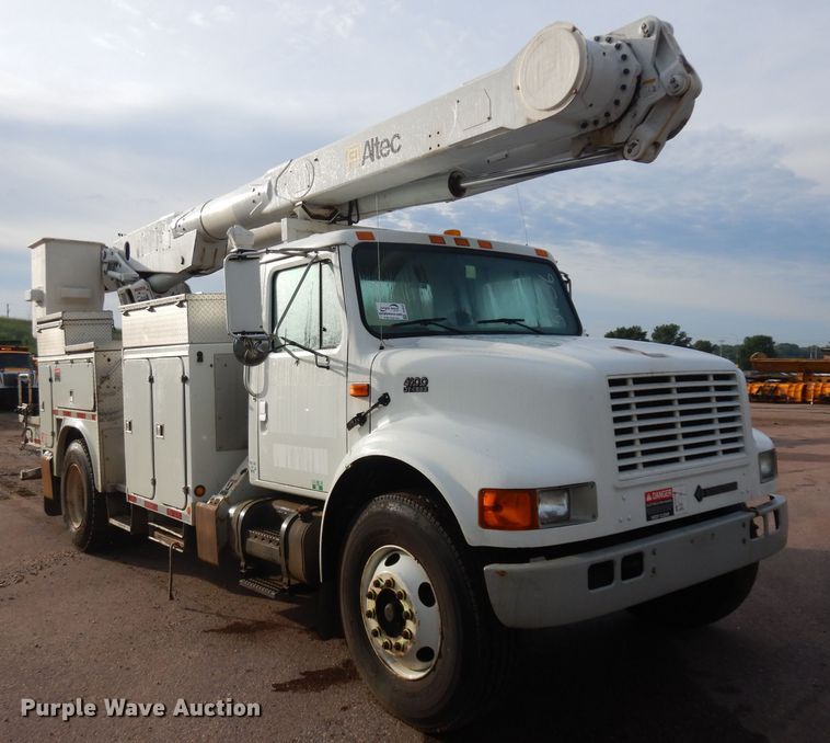 image for item DH5552 2002 International 4900  bucket truck
