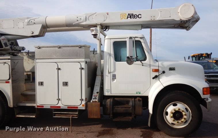 image for item DH5552 2002 International 4900  bucket truck