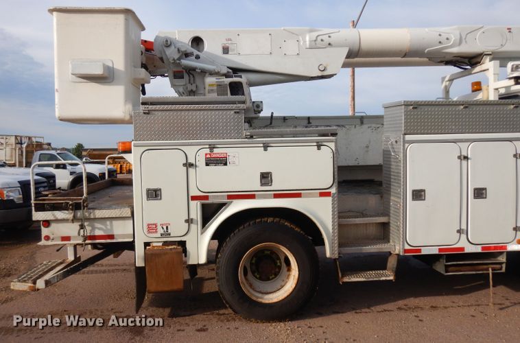image for item DH5552 2002 International 4900  bucket truck