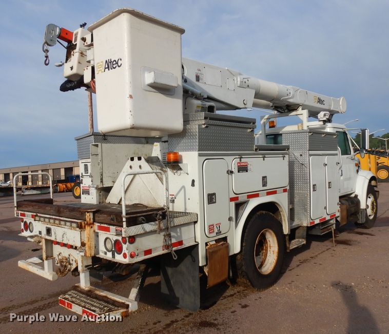 image for item DH5552 2002 International 4900  bucket truck