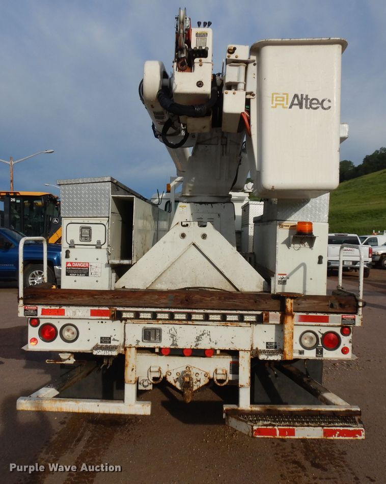 image for item DH5552 2002 International 4900  bucket truck