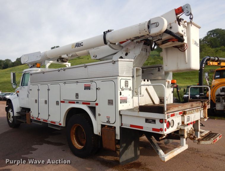 image for item DH5552 2002 International 4900  bucket truck