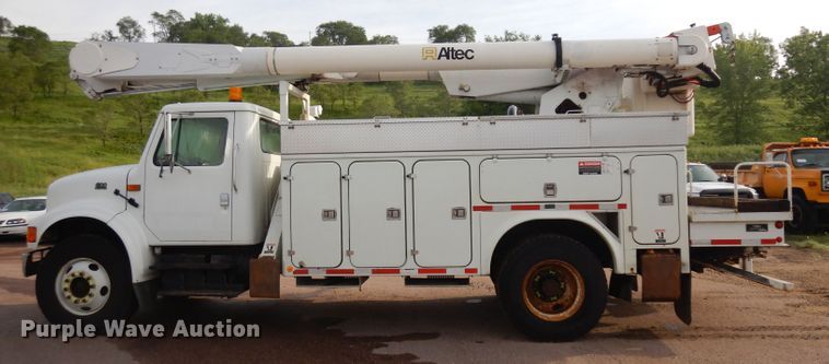 image for item DH5552 2002 International 4900  bucket truck