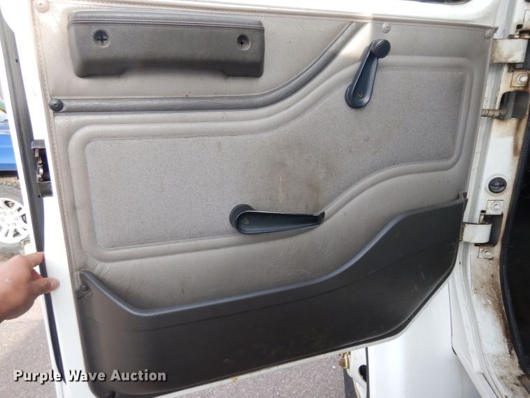 image for item DH5552 2002 International 4900  bucket truck