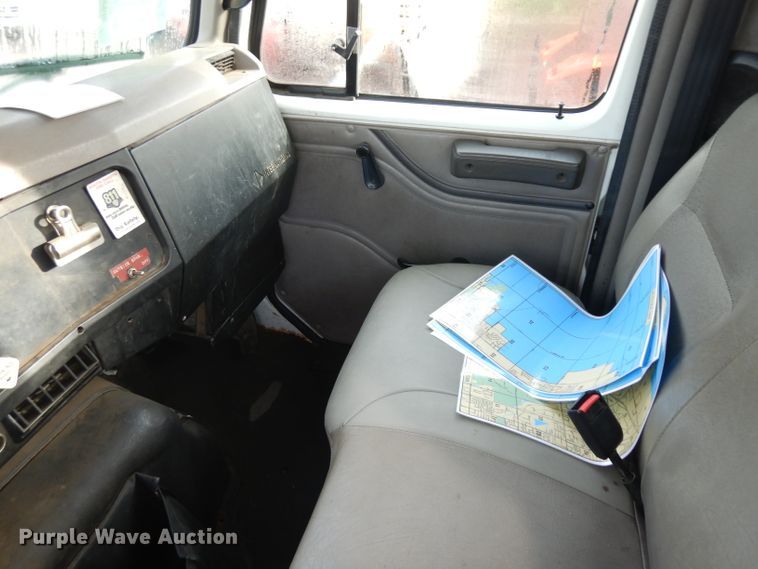 image for item DH5552 2002 International 4900  bucket truck