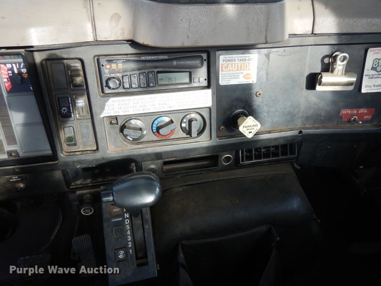 image for item DH5552 2002 International 4900  bucket truck