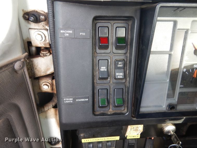 image for item DH5552 2002 International 4900  bucket truck