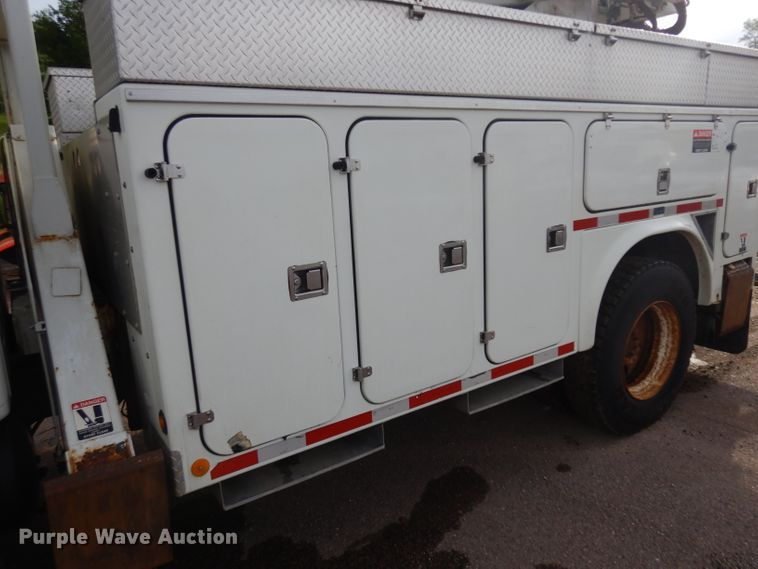 image for item DH5552 2002 International 4900  bucket truck