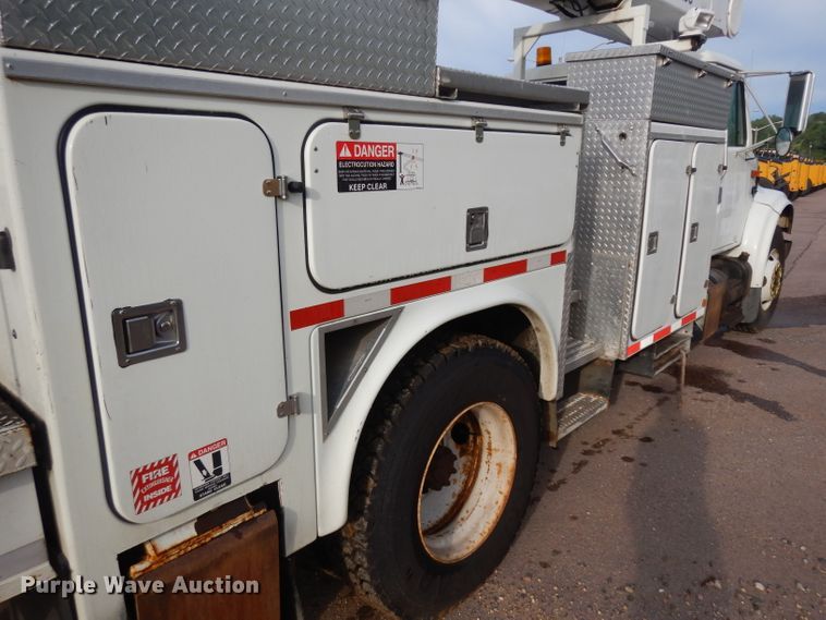 image for item DH5552 2002 International 4900  bucket truck