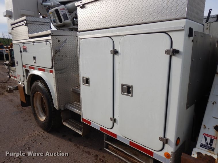 image for item DH5552 2002 International 4900  bucket truck