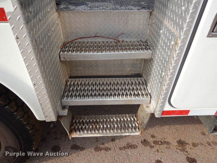 image for item DH5552 2002 International 4900  bucket truck