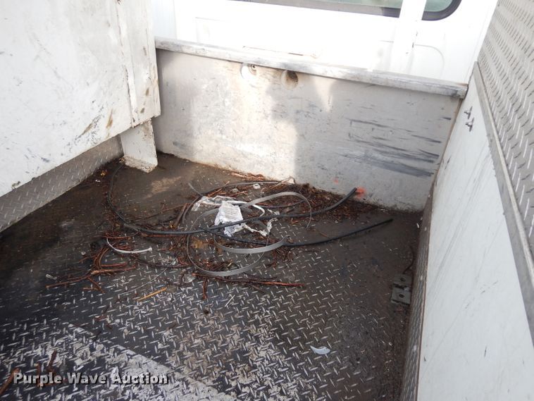 image for item DH5552 2002 International 4900  bucket truck