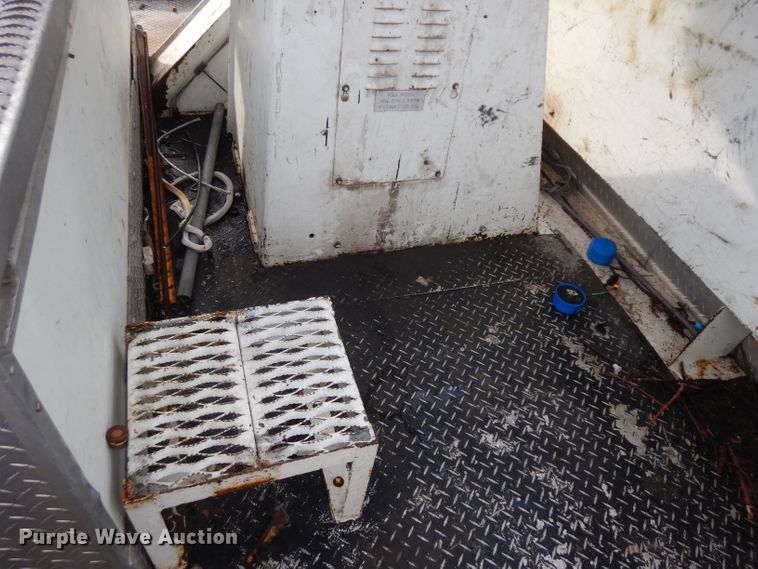 image for item DH5552 2002 International 4900  bucket truck