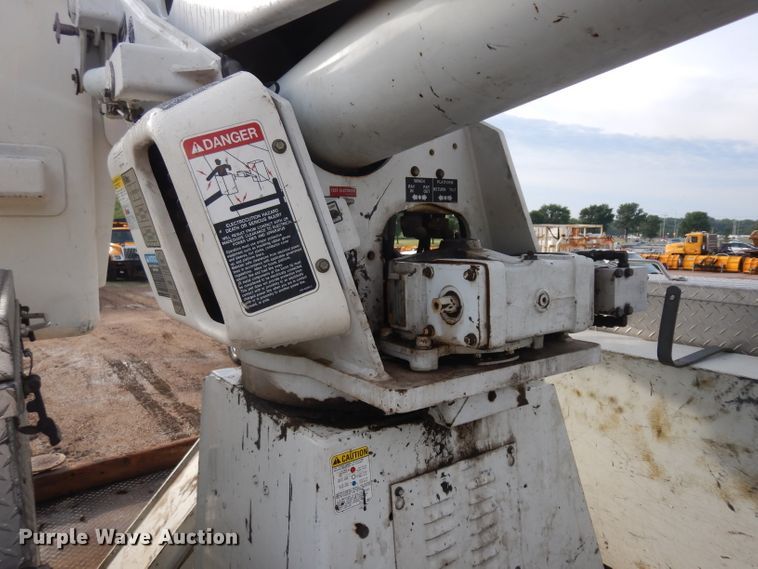 image for item DH5552 2002 International 4900  bucket truck