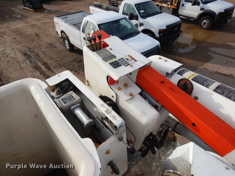 image for item DH5552 2002 International 4900  bucket truck