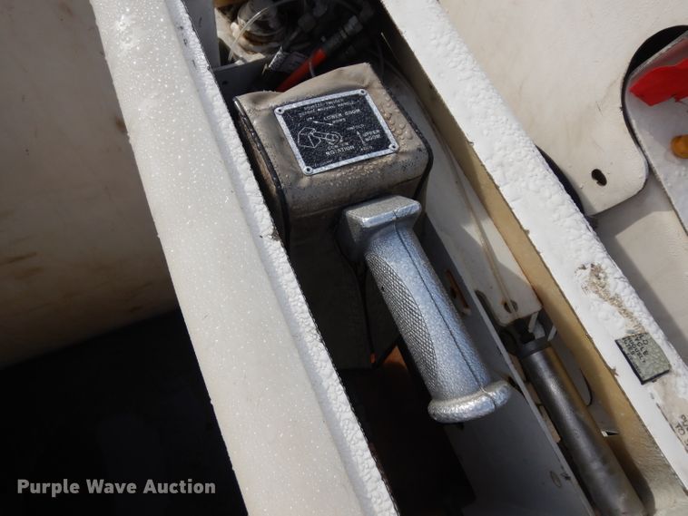 image for item DH5552 2002 International 4900  bucket truck