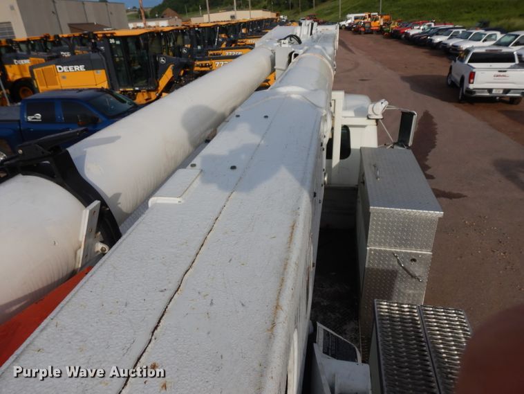 image for item DH5552 2002 International 4900  bucket truck