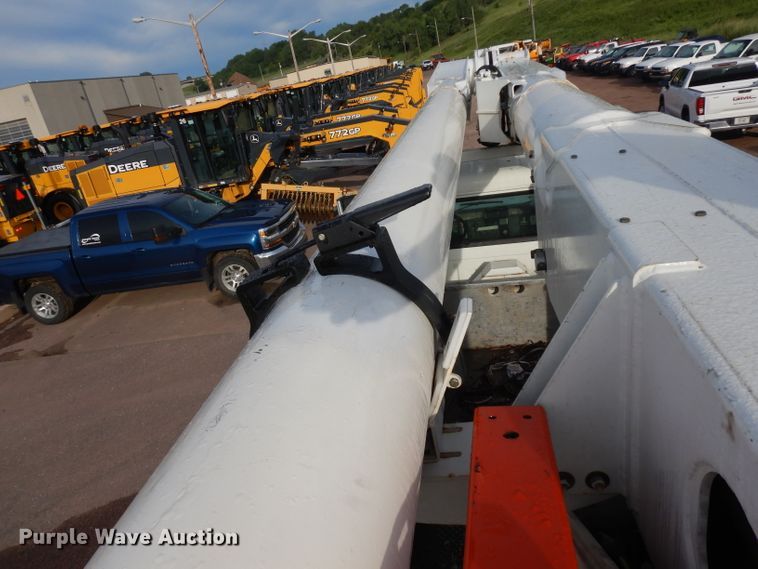 image for item DH5552 2002 International 4900  bucket truck