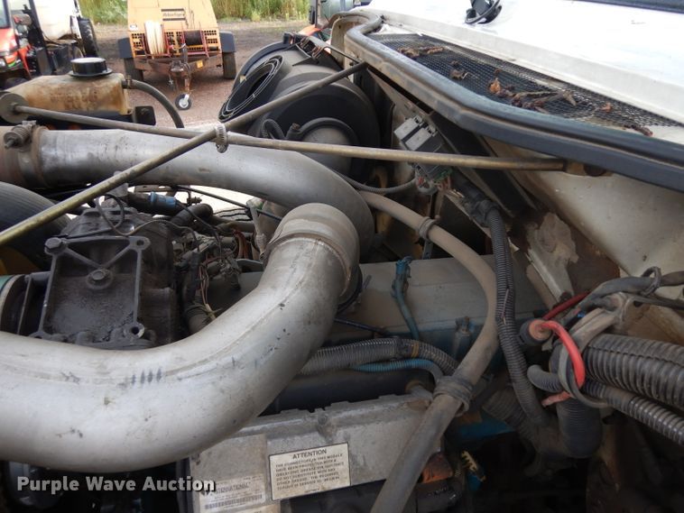 image for item DH5552 2002 International 4900  bucket truck