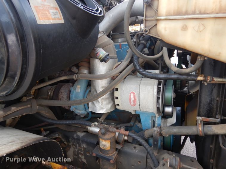 image for item DH5552 2002 International 4900  bucket truck