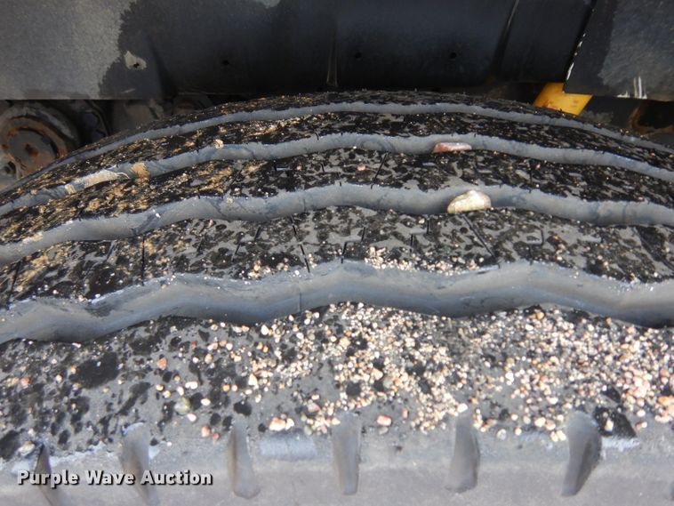 image for item DH5552 2002 International 4900  bucket truck