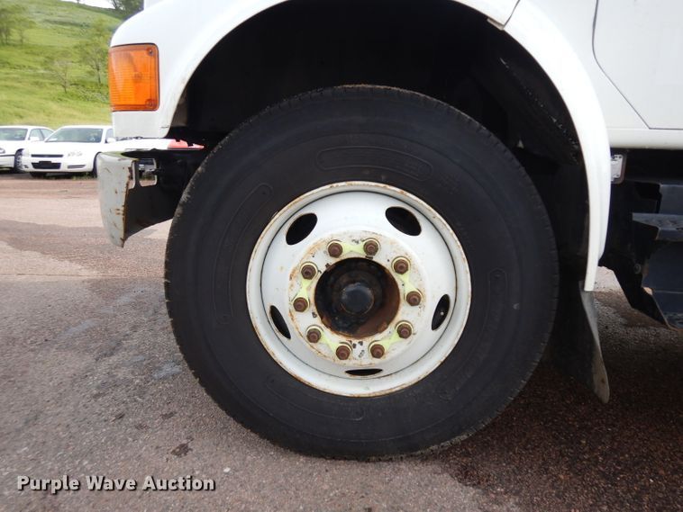 image for item DH5552 2002 International 4900  bucket truck