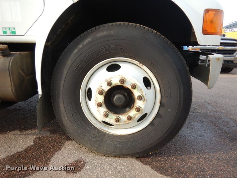 image for item DH5552 2002 International 4900  bucket truck