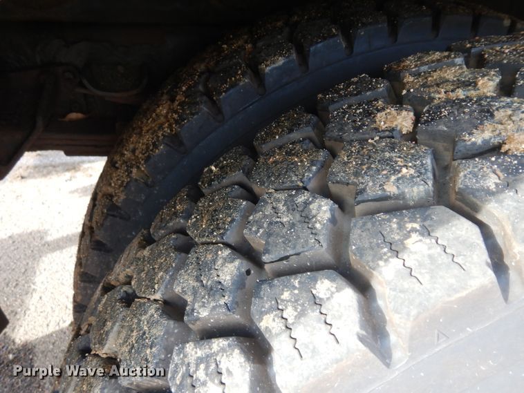 image for item DH5552 2002 International 4900  bucket truck