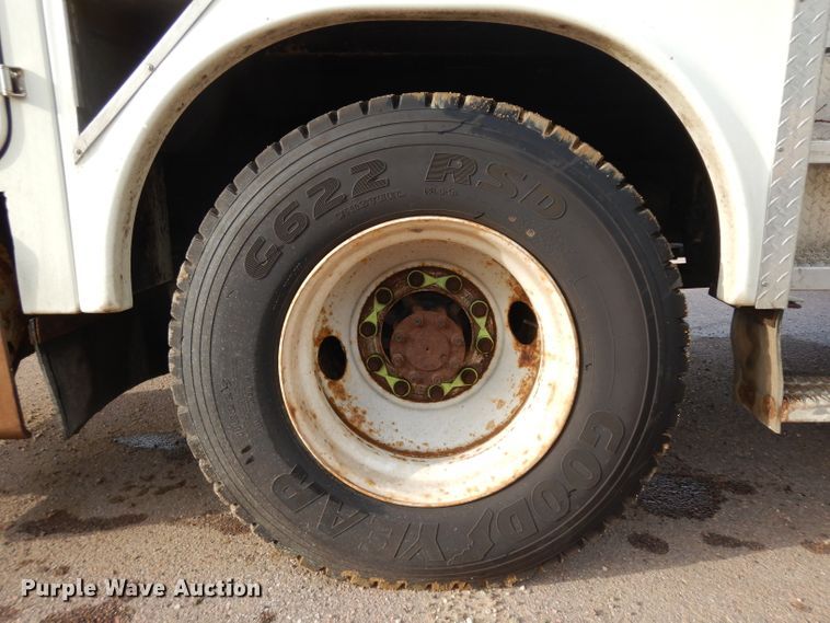 image for item DH5552 2002 International 4900  bucket truck