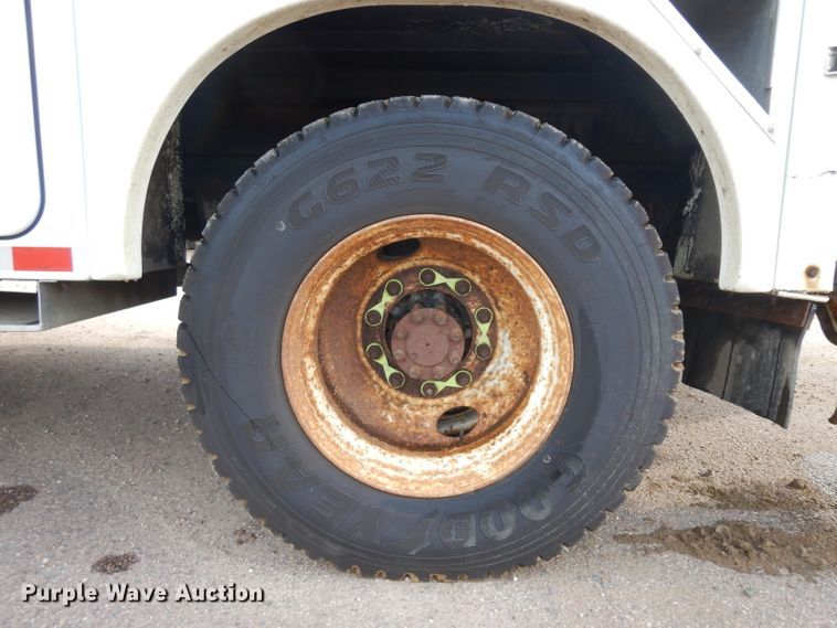 image for item DH5552 2002 International 4900  bucket truck