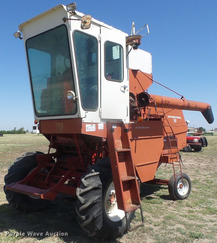 image for item DD0430 International 715 combine