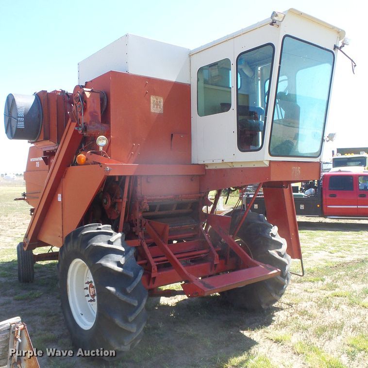 image for item DD0430 International 715 combine