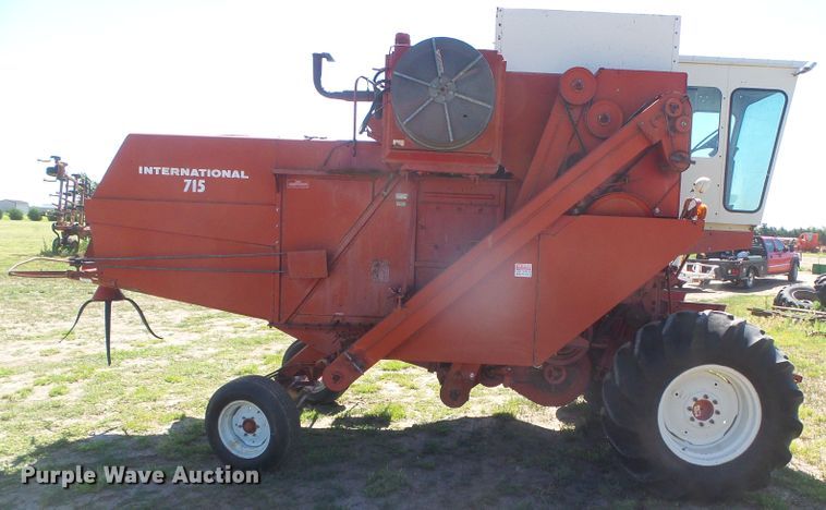 image for item DD0430 International 715 combine