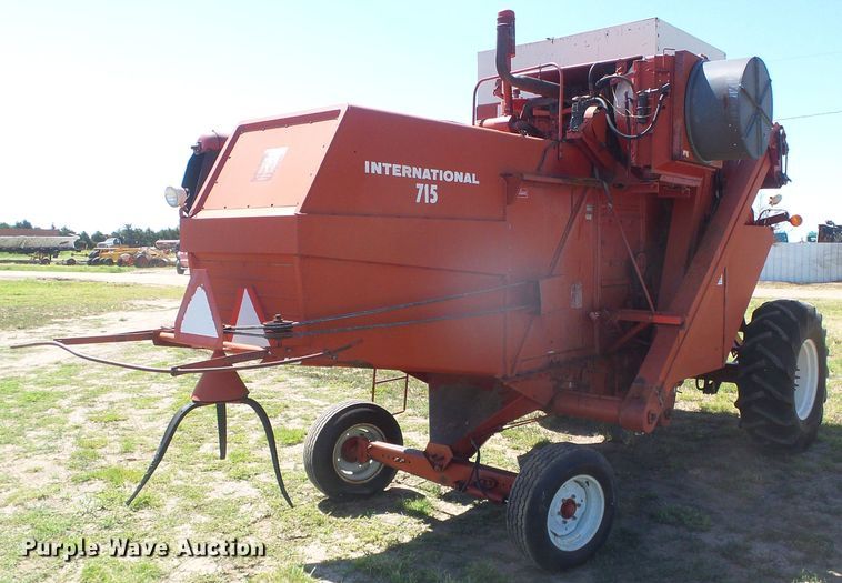 image for item DD0430 International 715 combine