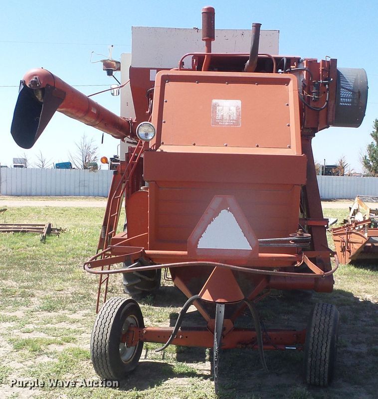 image for item DD0430 International 715 combine