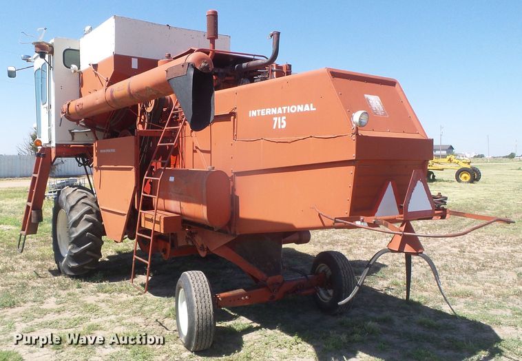 image for item DD0430 International 715 combine