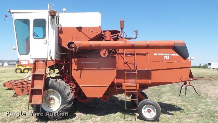 image for item DD0430 International 715 combine