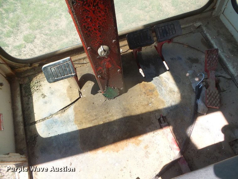 image for item DD0430 International 715 combine