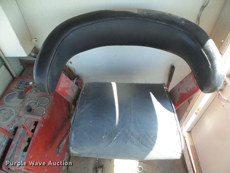 image for item DD0430 International 715 combine